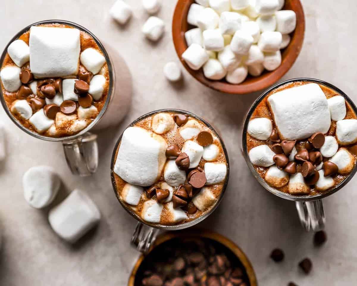 Canecas de chocolate quente com marshmallows.