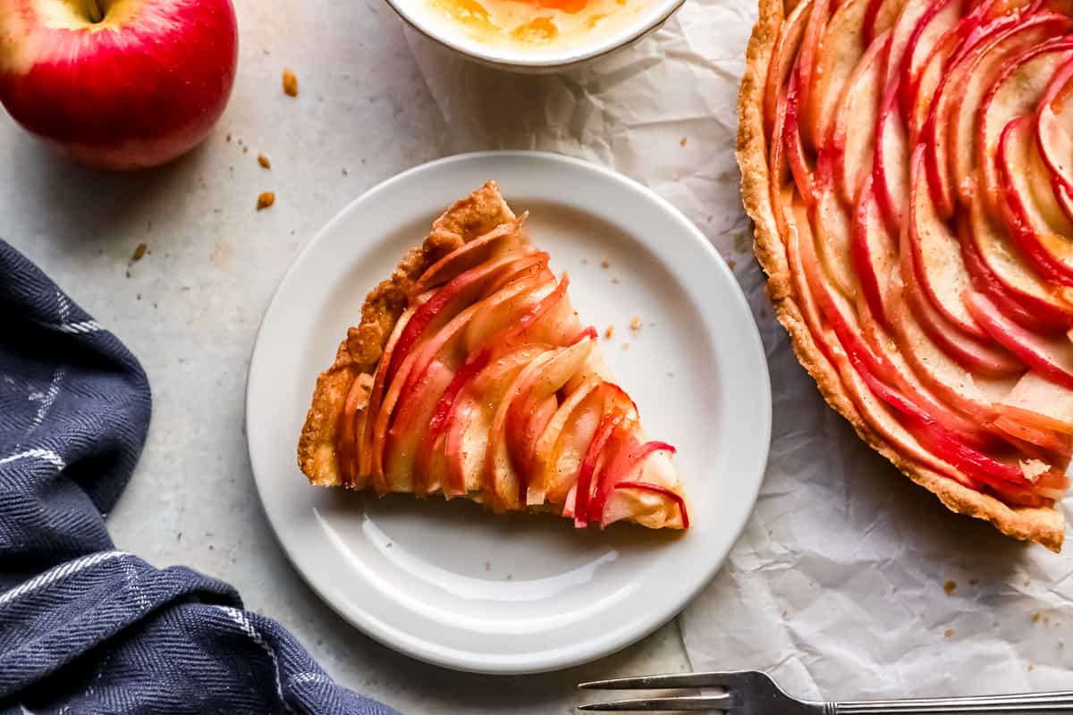 Uma fatia de torta de maçã em um prato.