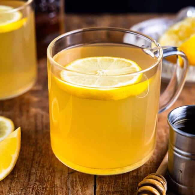 Uma xícara de chá de limão com uma rodela de limão.