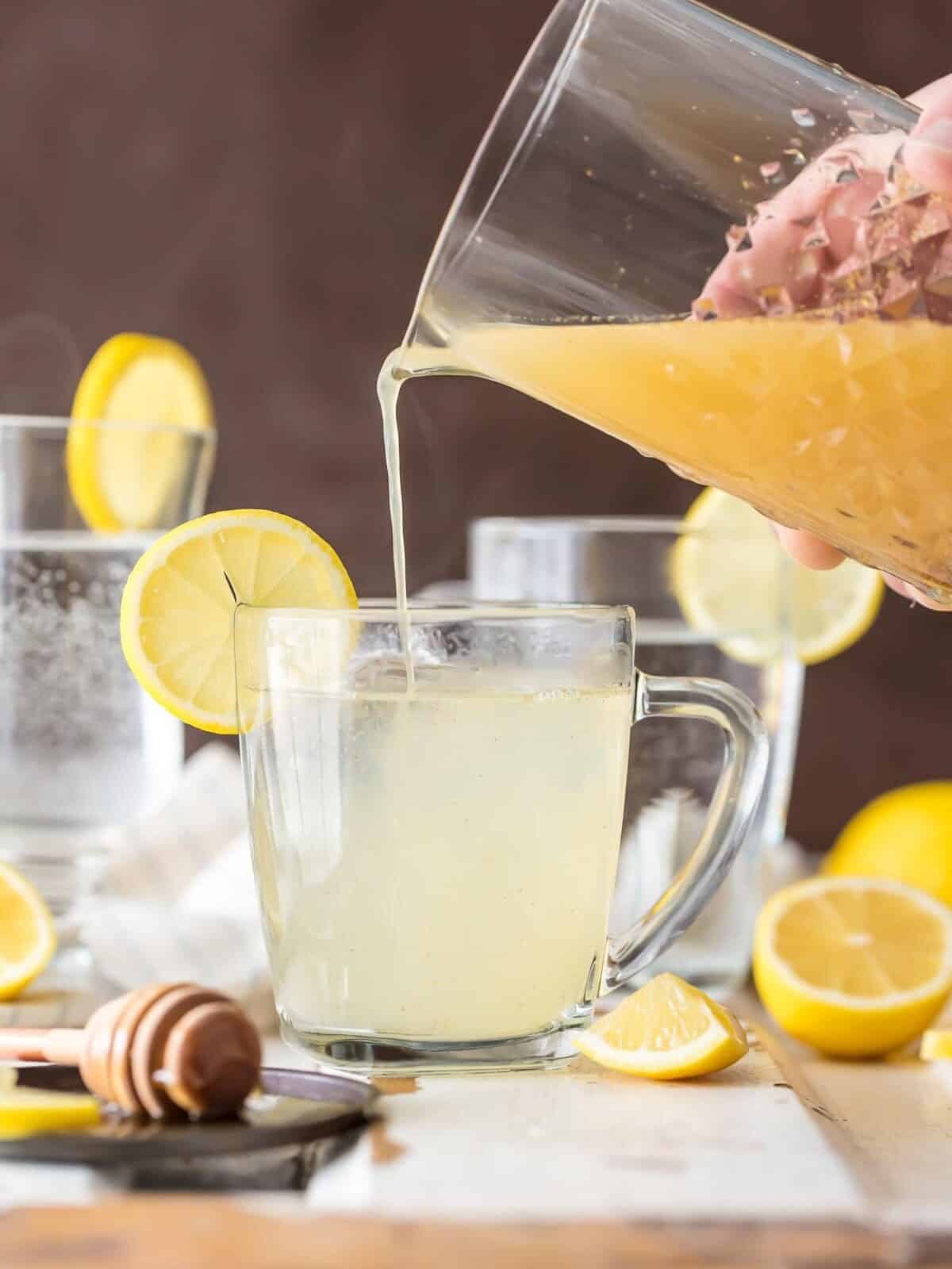 Receita de limpeza de limonada em canecas transparentes