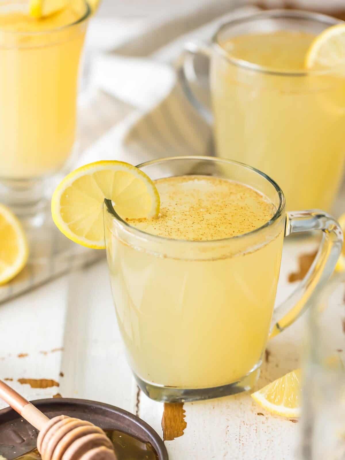 Receita caseira de desintoxicação de limão: suco de limão, água quente, gengibre, pimenta caiena