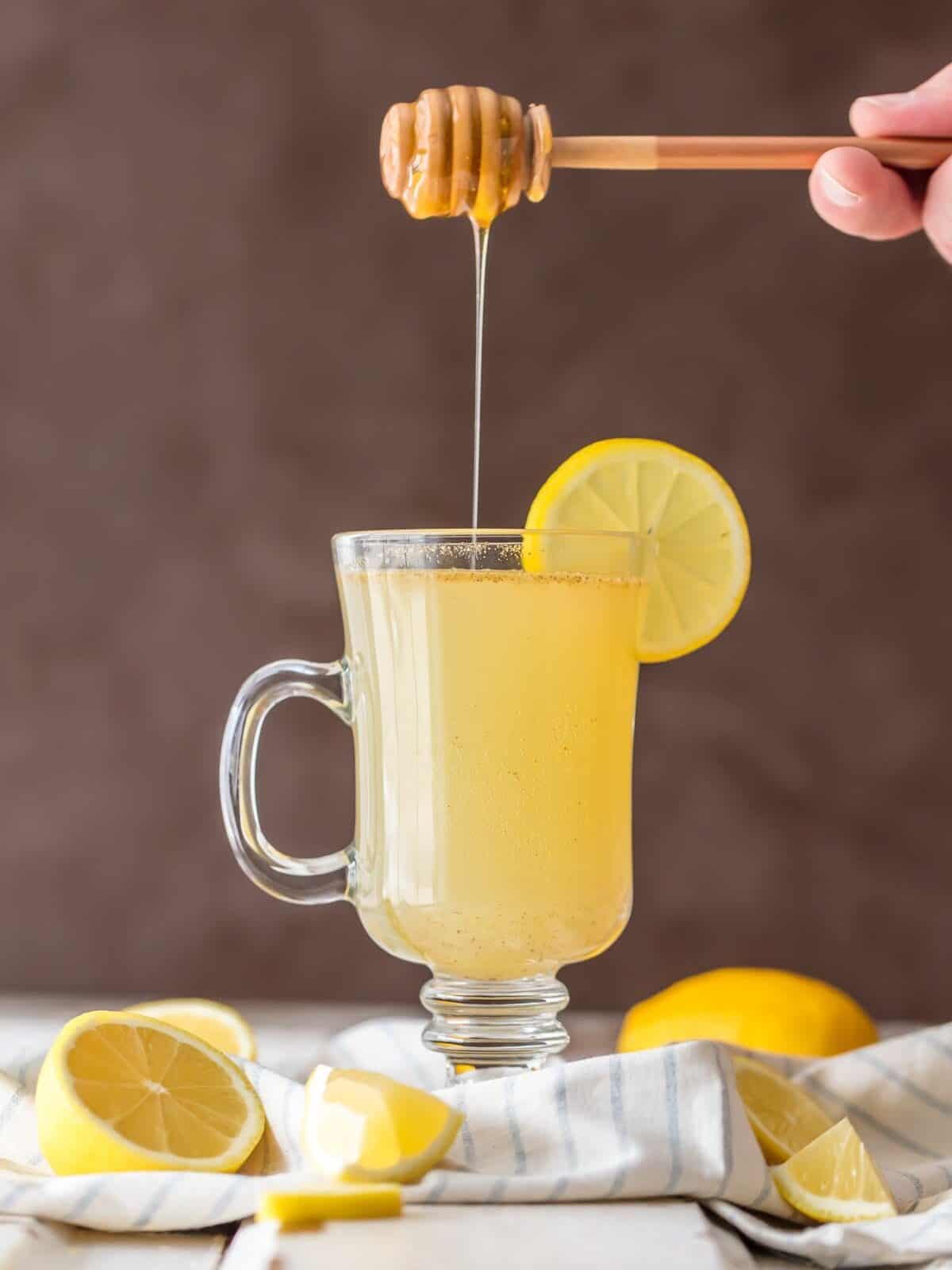 Um copo de limonada detox caseira com mel