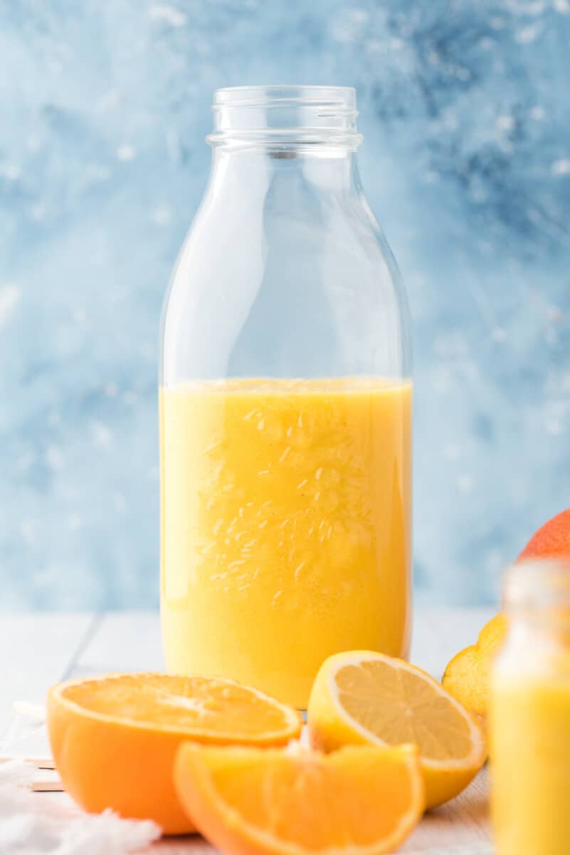 smoothie de laranja e gengibre em vidro