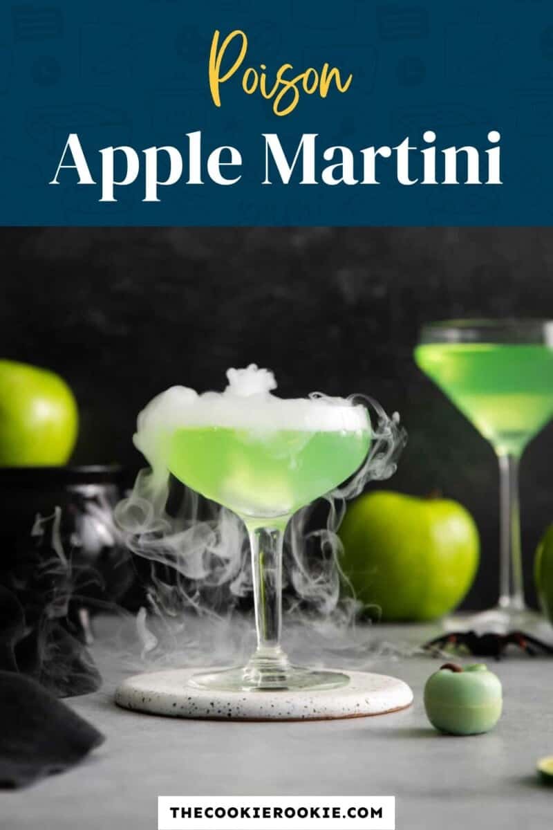 Um copo de martini de maçã com o texto martini de maçã venenosa.