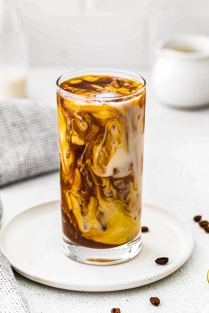 café com leite gelado de caramelo em copo alto e transparente