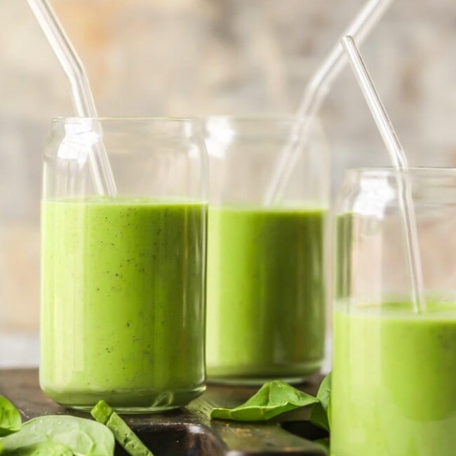 smoothies verdes em copos