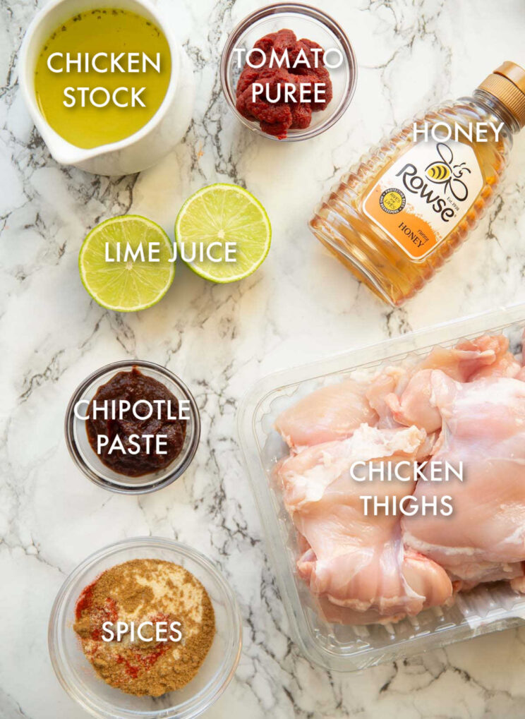 foto aérea de ingredientes de frango chipotle com mel e rótulos de texto