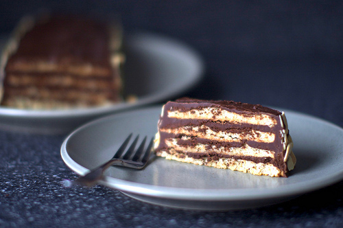torta de macaroon de amêndoa com cobertura de chocolate – smitten kitchen