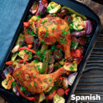 Bandeja de frango espanhol e chouriço assada com pimentão, cebola e alcachofra com uma sobreposição de título.