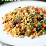 Kabsa de cordeiro, arroz da Arábia Saudita com amêndoas e passas servido com salada picada com sobreposição de título.