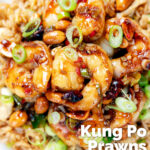 Camarões king kung pao em close-up ou camarão com amendoim e arroz frito com ovo com sobreposição de título.