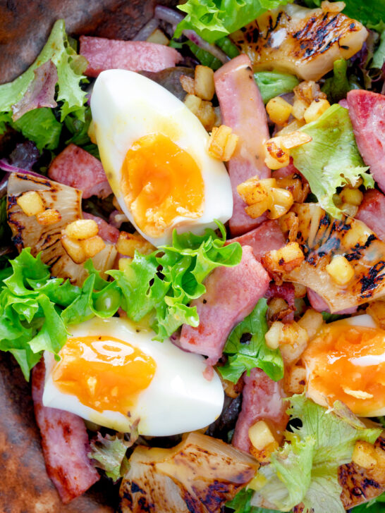 Feche a salada de presunto com abacaxi grelhado, ovos cozidos e batatas.