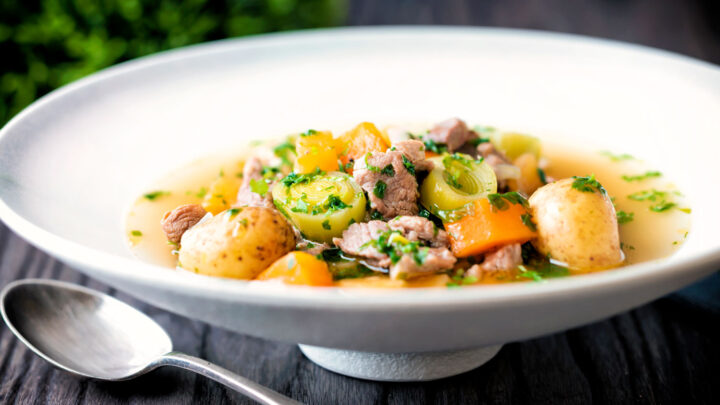 Sopa à base de cawl galês, cordeiro e caldo de legumes com batata, alho-poró, cenoura e nabo.