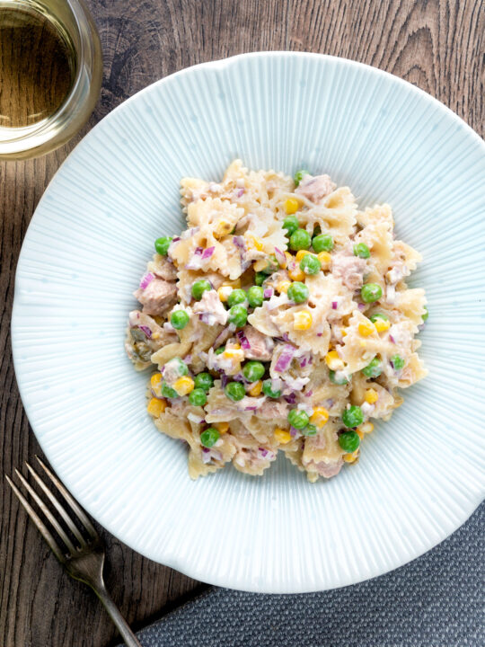 Salada de macarrão de atum com ervilha, milho e cebola roxa.