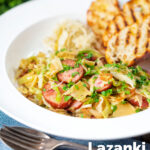 Macarrão polonês ou lazanki com linguiça kielbasa e repolho servido com pão e chucrute com sobreposição de título.