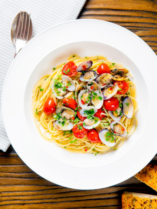 Espaguete alle vongole ou macarrão de mariscos com tomate, salsa e alho.
