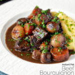 Instant Pot beef bourguignon ou bordô servido com purê de batata com sobreposição de título.
