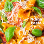 Massa nduja picante em close-up feita com Fiorelli, tomate e manjericão fresco com sobreposição de título.