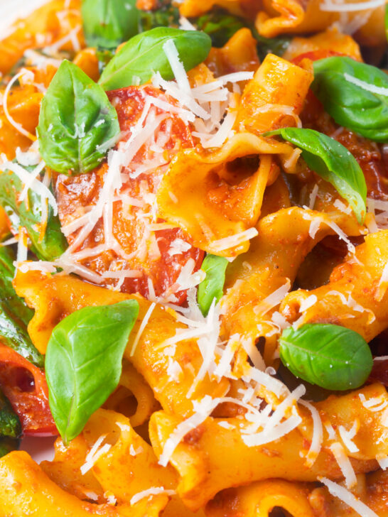 Massa nduja picante close-up feita com Fiorelli, tomate e manjericão fresco.