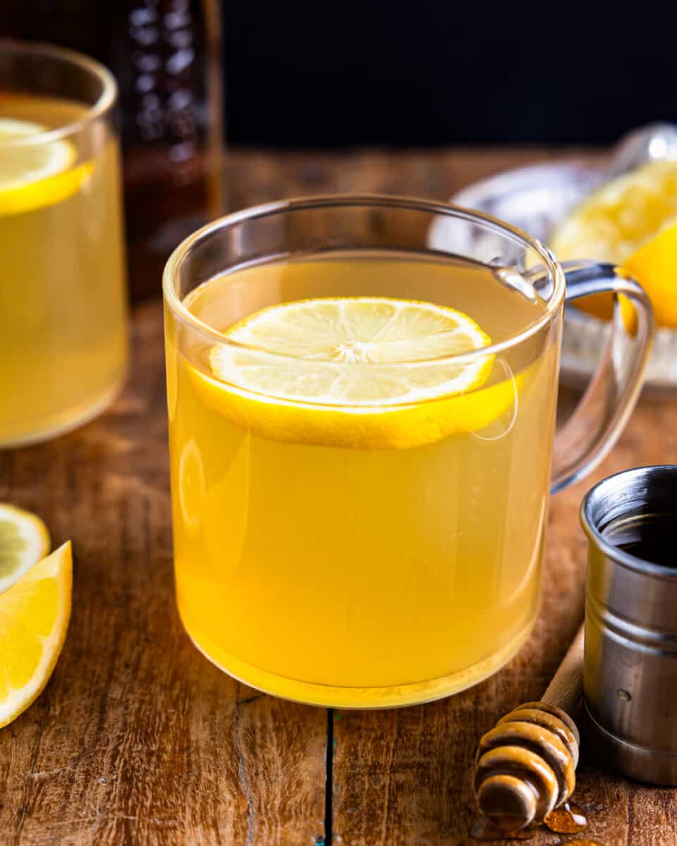 Uma xícara de chá de limão com uma rodela de limão.